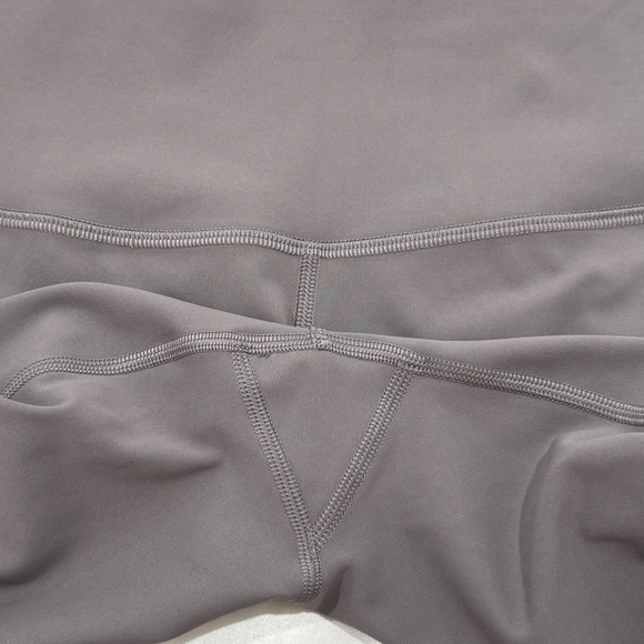 Lululemon Wunder Under Crop High-Rise Legging 23”
Roll Down Scallop Lunar Rock 4 - Picture 13 of 14